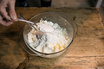 Add flour when preparing curd dishes
