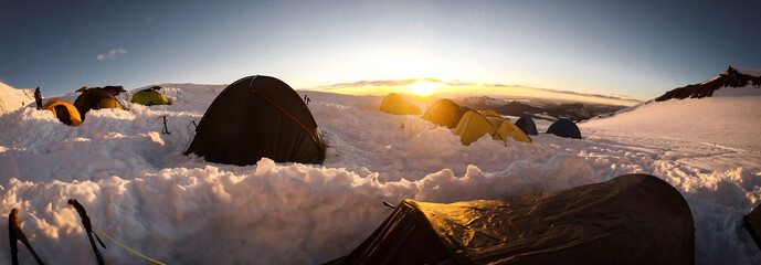 Mont Blanc biwak pod namiotem o zachodzie słońca  - obrazy, fototapety, plakaty
