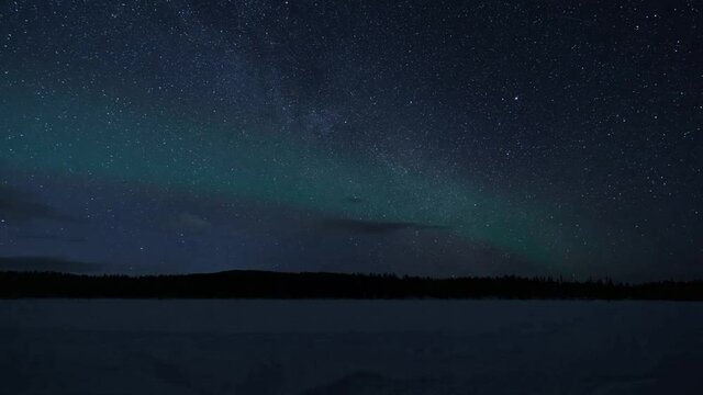 Polarlichter &uuml;ber einen Fluss in Schweden