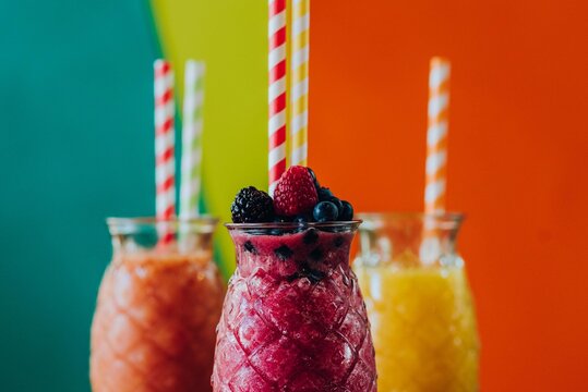 Smoothies de frutas. Bebida saludable refrescante. Batidos de frutas, coloridos. Zumos.