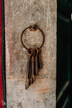Juego de llaves antiguas. Manojo de llaves oxidadas grandes y viejas. Llaves vintage colgadas.