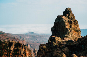 Monolito en parque natural de Gran Canaria. Paisaje montañoso rocoso a gran altura. Piedra grande.