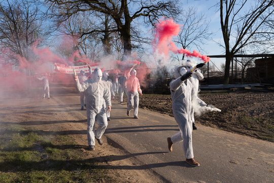 Vermumte Hooligans mit Bengalos