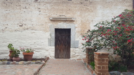 Fototapeta na wymiar door and flowers at the mission
