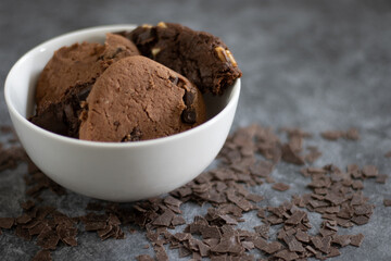 Leckere Cookies mit einer weißen Schüssel. 