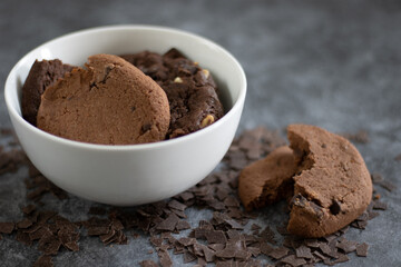 Leckere Cookies mit einer weißen Schüssel. 