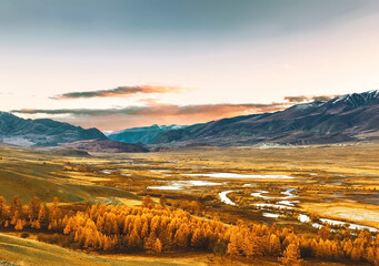 View of the meanders of the Chuya river, the Kuraysky ridge at sunset in autumn. The view from the top. Altai Republic, Russia - obrazy, fototapety, plakaty