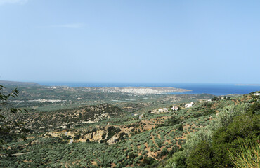 Obraz premium La plaine de Sitia vue depuis le village de Kato Drys en Crète