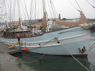 Fototapeta premium Voilier ancien (goélette) à Brest dans la brume 2