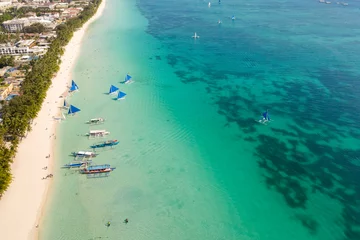 Papier Peint photo Plage blanche de Boracay Magnifique lagon avec bateaux et plage touristique. Plage de sable blanc sur l& 39 île de Boracay, vue de dessus.
