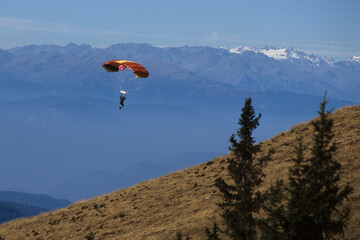 Gleitschirmflieger in den Dolomiten