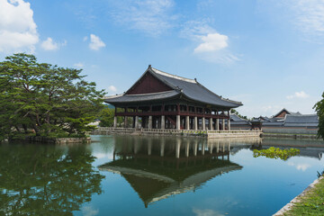 Fototapeta premium Gyeongbokgung Place with a reflection in lake