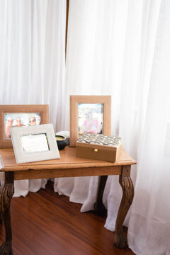 night table with pictures and frames for souvenirs photos cordoba argentina