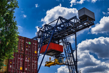 Verladebrücke und Transportcontainer