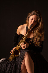 Fototapeta na wymiar Mujer saxofonista retrato en estudio