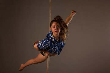 Mujer en equilibrio en cuerda. Profesional de las artes esc&eacute;nicas. Sesi&oacute;n en estudio.
