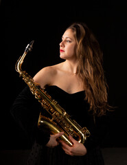 Mujer saxofonista retrato en estudio