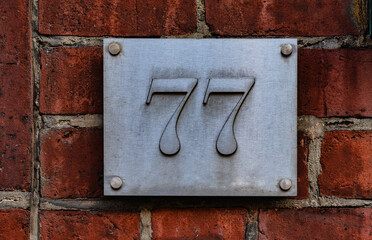 Hausnummer 77