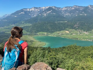 Naklejka premium Wanderin mit Rucksack mit Blick zum Kalterer See