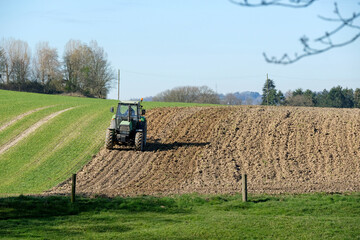 Obraz premium Traktor kultiviert ein Feld 