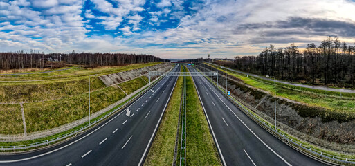 Autostrada A1 w Polsce, ostatni węzeł w Gorzyczkach na Śląsku, z lotu ptaka, zima