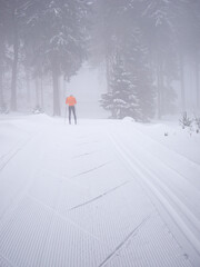 Langlauf im Winter auf der Loipe Ski fahren Skating