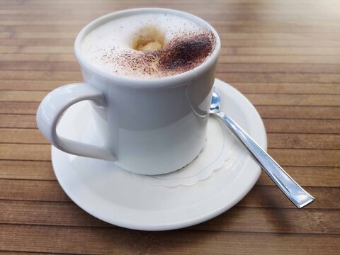 Cappuccino in einer Tasse mit L&ouml;ffel, Kaffepause, dolce vita