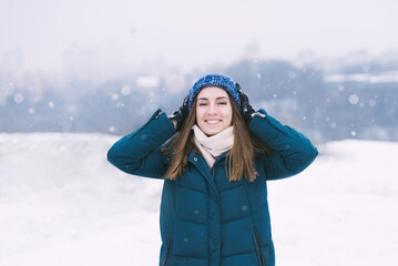 Fototapeta na wymiar Young pretty woman in winter clothes smiling.