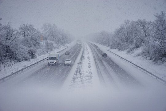 Vehicles on the highway in the snowstorm.