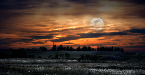 atardecer con luna llena