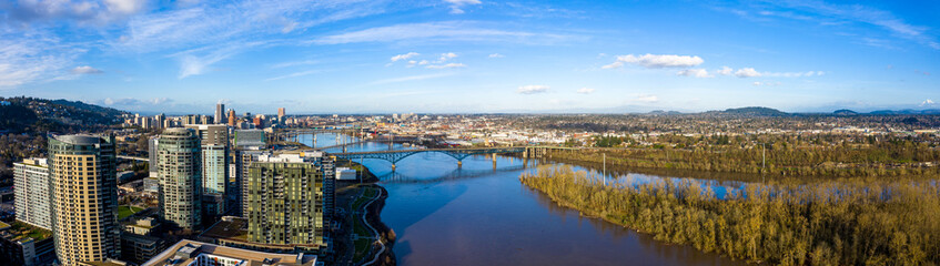 Fototapeta premium South Portland Oregon on the Willamette River on a Clear Day 