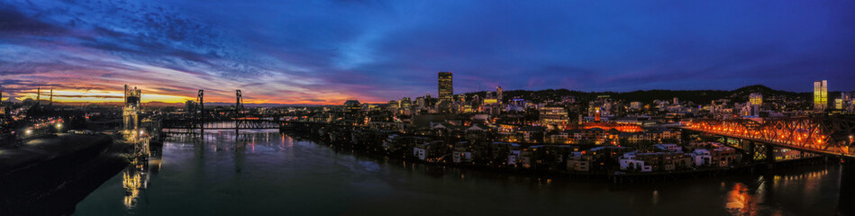 Fototapeta premium Sunrise in Portland Oregon Over the Willamette River at the Broadway Bridge