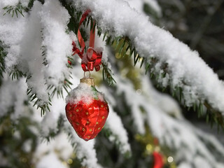 Close-up of the Christmas tree with holiday decorations.