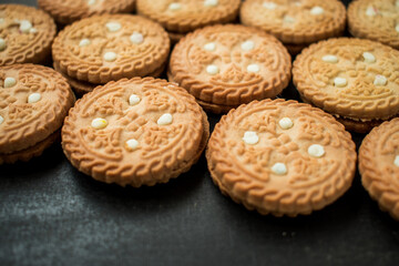 Vainilla baked cookies on a black kitchen desk 