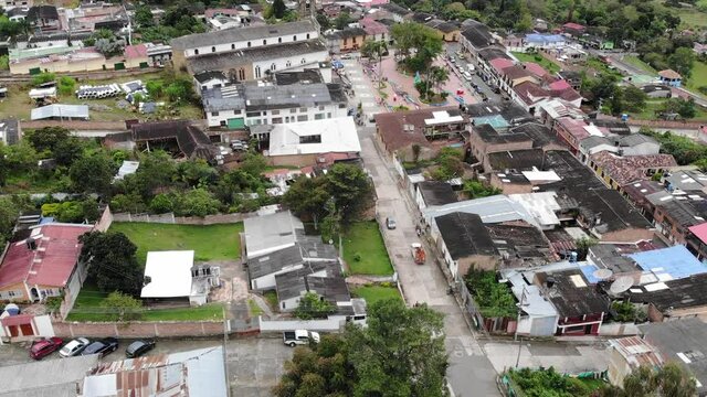 Recorrido de video a&eacute;reo sobre el pueblo de pachavita Boyac&aacute; Colombia observando casco urbano.
