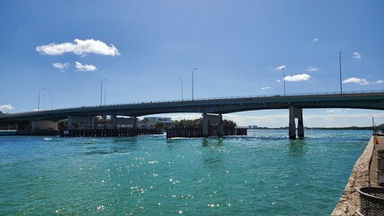Obraz premium bridge over the bay with a blue sky on florida