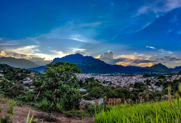 CIUDAD ENTRE MONTAÑAS TINGO MARIA  PERU