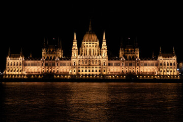 Fototapeta na wymiar Parlamento visto do outro lado do rio Danúbio à noite em Budapeste, Hungria