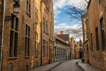 Rua charmosa na cidade medieval de Bruges, Bélgica