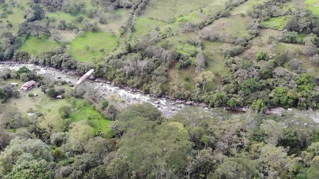 Recorrido de a&eacute;reo sobre paisaje natural entre los pueblos de garagoa y pachavita boyaca Colombia, pasando sobre rio garagoa 