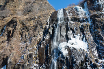 Obraz na płótnie Canvas 氷が残る早春の滝 