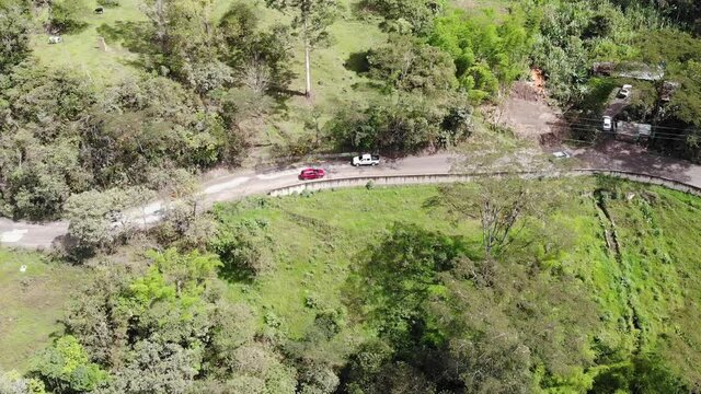 Toma a&eacute;rea del estado de las v&iacute;as rurales en el pueblo de garagoa Boyac&aacute; donde se observan autom&oacute;viles, vegetaci&oacute;n etc. 