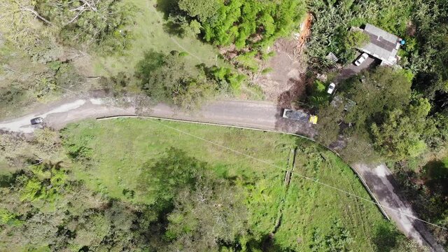 Toma a&eacute;rea del estado de las v&iacute;as rurales en el pueblo de garagoa Boyac&aacute; donde se observan autom&oacute;viles, vegetaci&oacute;n etc. 