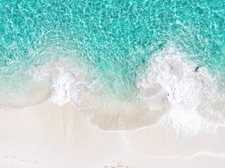 Bovenaanzicht van zandstrand en oceaangolven
