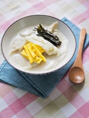 한국의 전통음식 떡 만두국 
