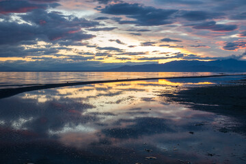 Obraz premium Colorful sunset on Bombay Beach at Salton Sea, California