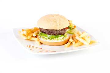 hamburguesa de carne con papas fritas