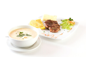 Desayuno de caldo de huevo, carne y arepa