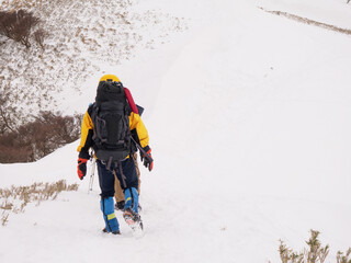 雪山を歩く登山者たち
