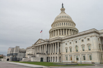 Fototapeta na wymiar Close view at the US Capitol in late autumn